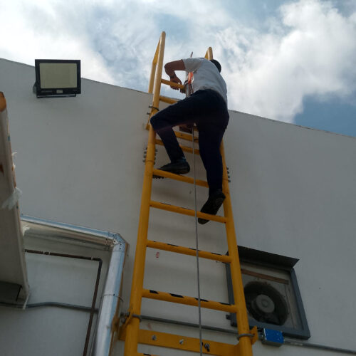 5 Errores Comunes en la Seguridad en Alturas que Podrían Estar Poniendo en Riesgo a tu Equipo